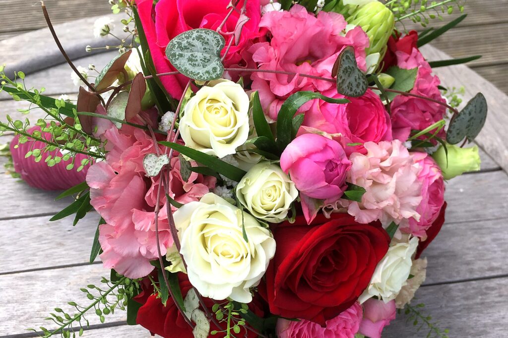 Strauß aus rosa Pfingstrosen und weißen Rosen