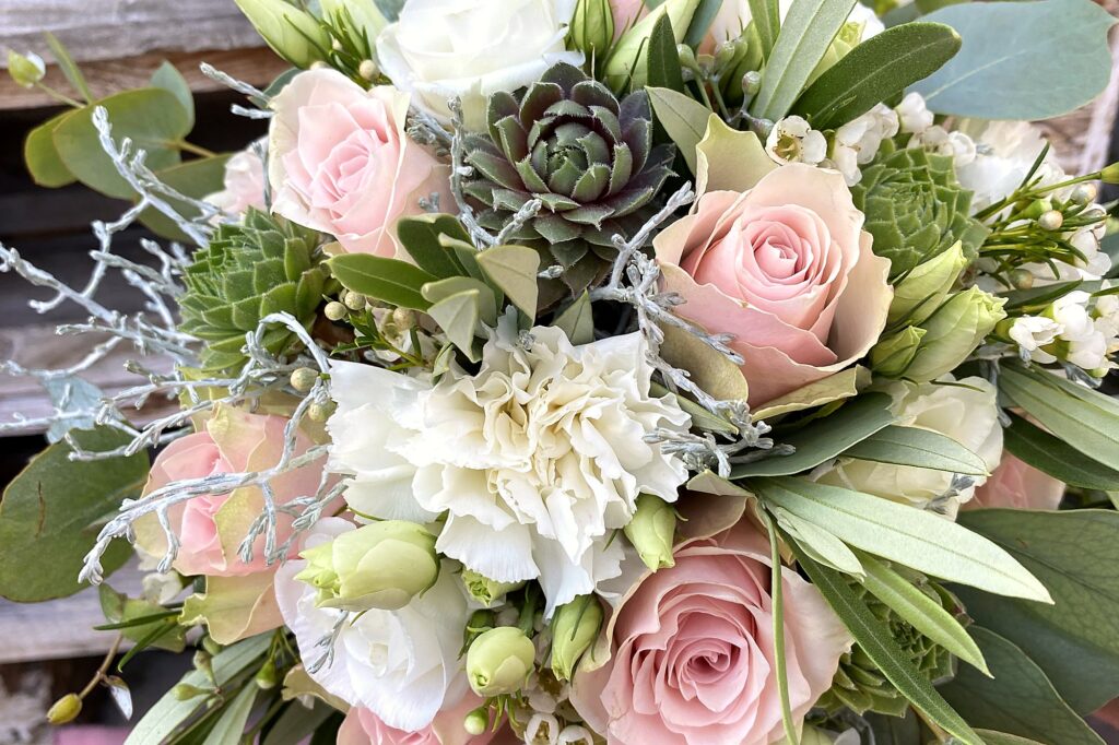 Gebundener Strauß in Pfirsichtönen aus der Werkstatt von Blumen Sacher