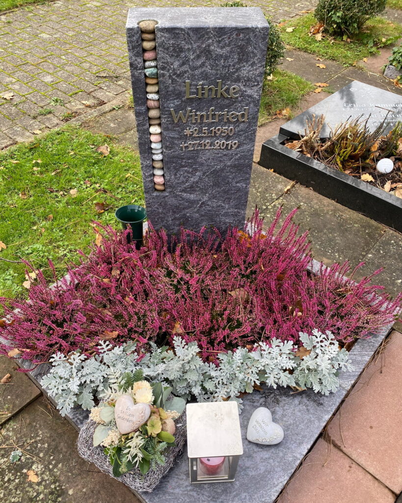 Gepflegte Grabanlage mit Heide im Herbst